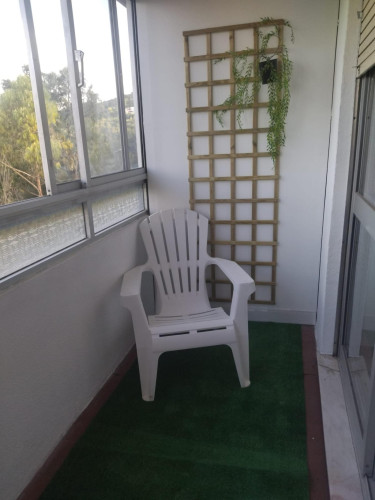 Single room with a balcony, overlooking the historic center and close to the sports faculty.