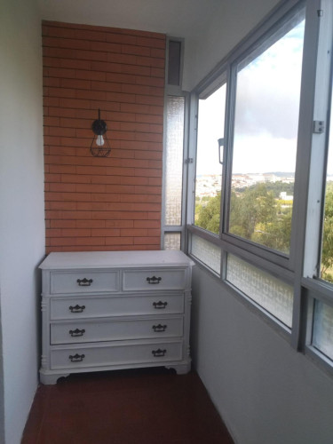 Single room with a balcony, overlooking the historic center and close to the sports faculty.