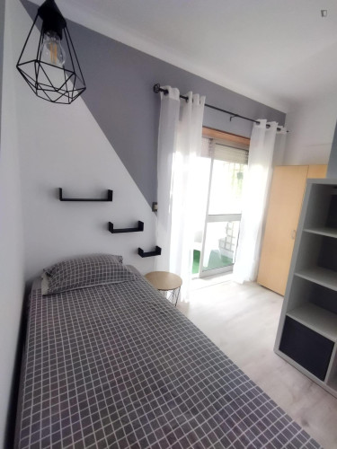 Single room with a balcony, overlooking the historic center and close to the sports faculty.