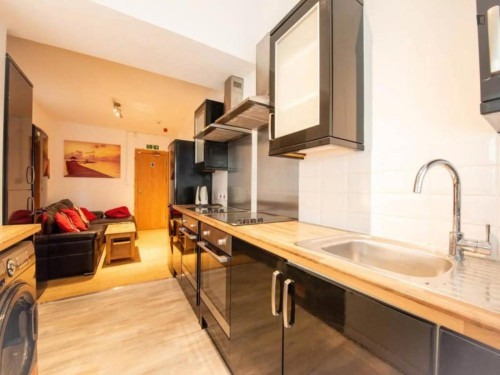 Double bedroom in 6-bedroom house