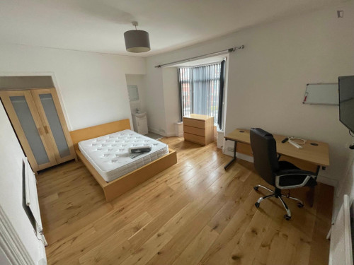 Double bedroom in 6-bedroom house