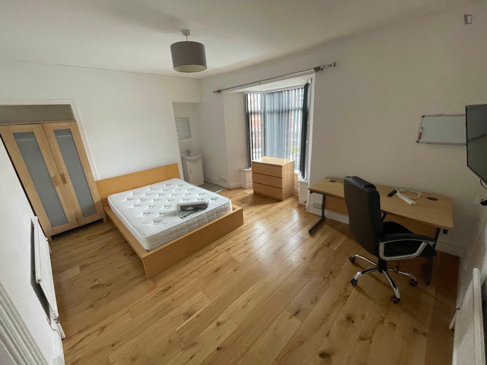 Double Bedroom In 6-Bedroom House - 1