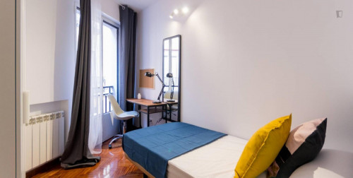 Cool single bedroom close to Ópera metro station