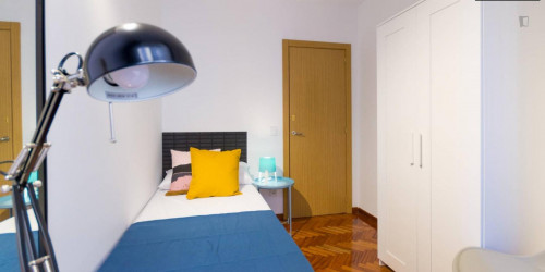 Cool single bedroom close to Ópera metro station