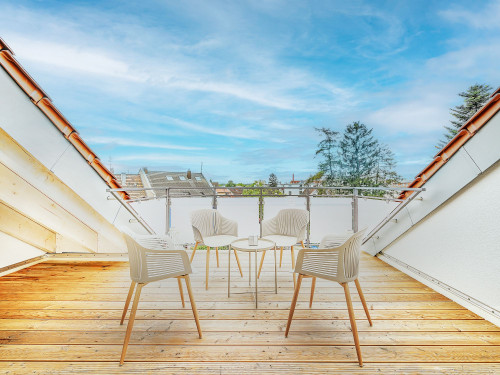 Lemon3: Rooftop Retreat – Bright & Stylish