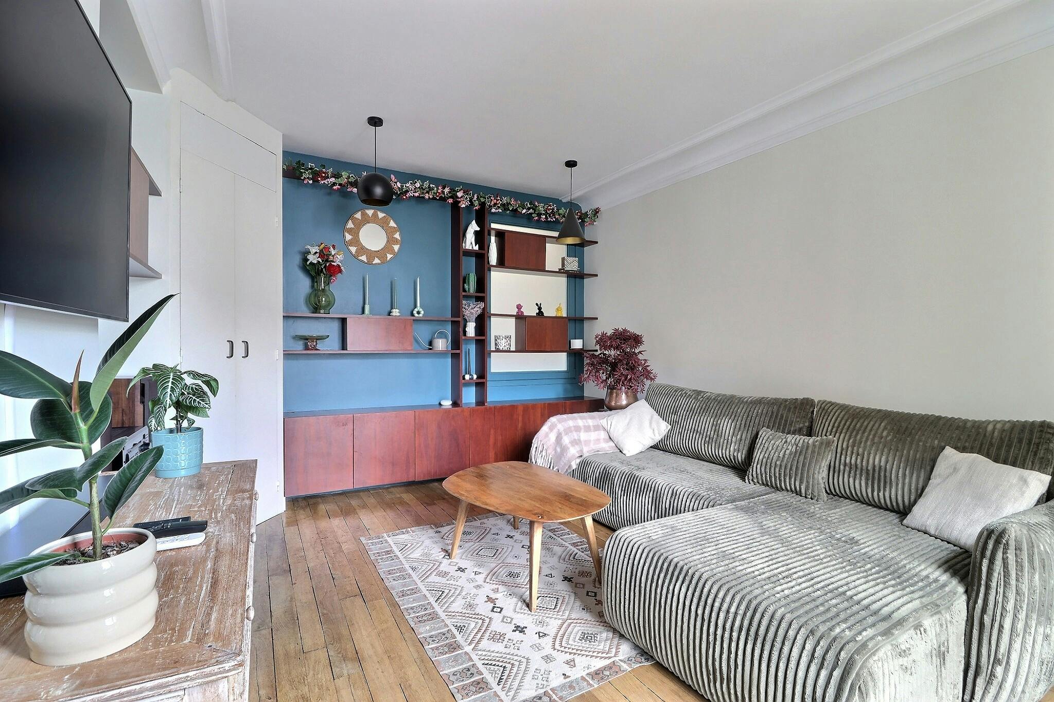 Entire Place - Place Saint-Pierre, Paris - Gallery - 1