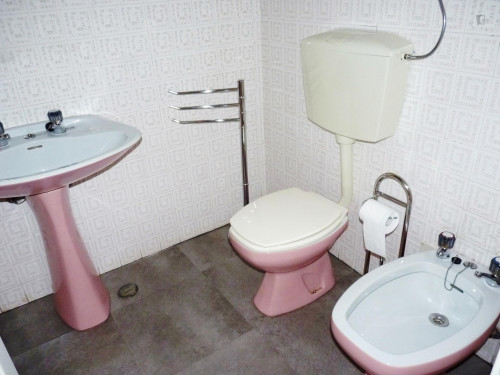 Large bedroom, with balcony, in 4-bedroom apartment near FMH with double bed