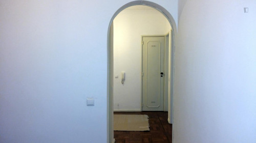 Large bedroom, with balcony, in 4-bedroom apartment near FMH with double bed