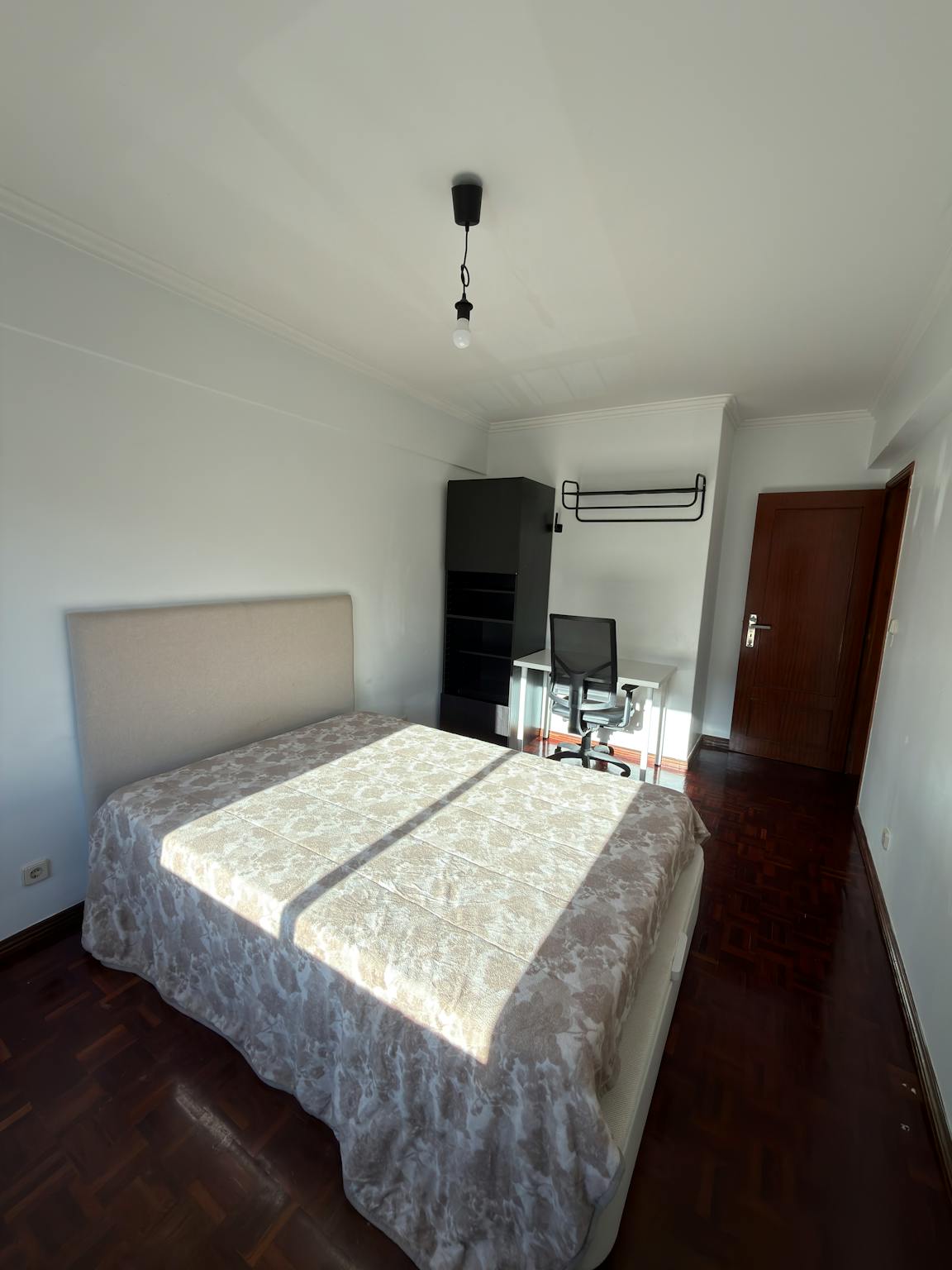 Private Room - Avenida Doutor Francisco Sá Carneiro, Carcavelos - Gallery - 1