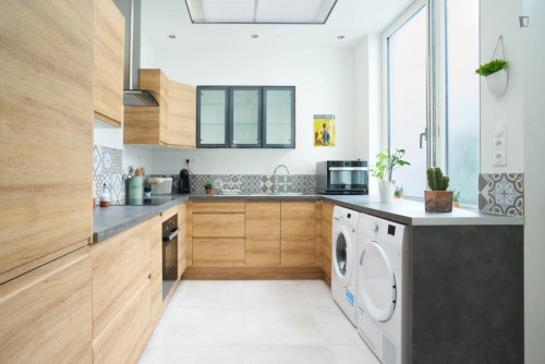 Inviting double ensuite bedroom near the Cormontaigne metro