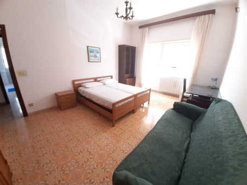 Double bedroom in 4-bedroom apartment