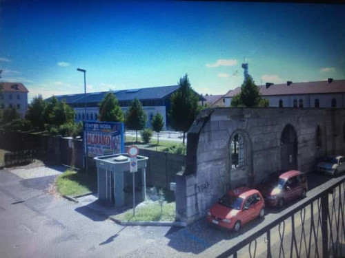 Stanza doppia in appartamento in Via Giuseppe Luigi Passalacqua, Novara di 168 m² con 6 camere