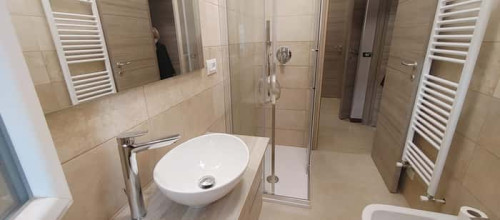 Stanza doppia in appartamento in Via Giuseppe Luigi Passalacqua, Novara di 168 m² con 6 camere