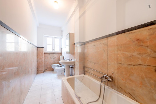 Bright double bedroom near Parque Eduardo VII - Gallery - 7