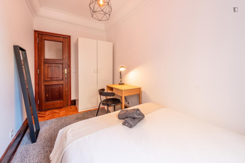 Bright double bedroom near Parque Eduardo VII