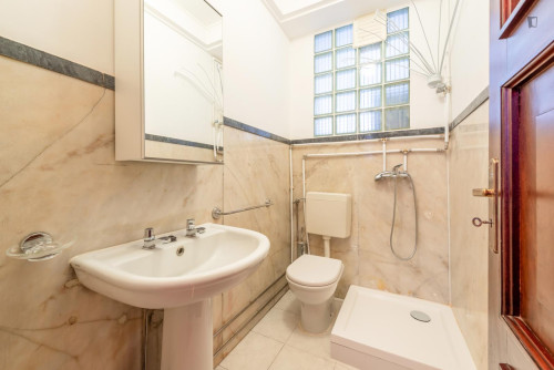 Bright double bedroom near Parque Eduardo VII - Gallery - 9