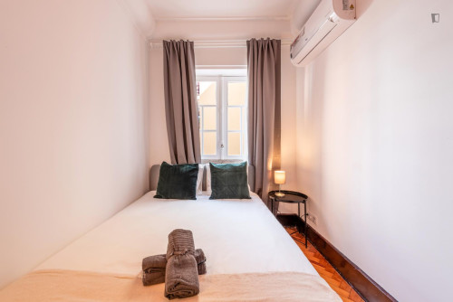Bright double bedroom near Parque Eduardo VII