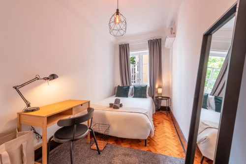 Bright double bedroom near Parque Eduardo VII