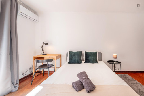 Cosy double bedroom near Parque Eduardo VII