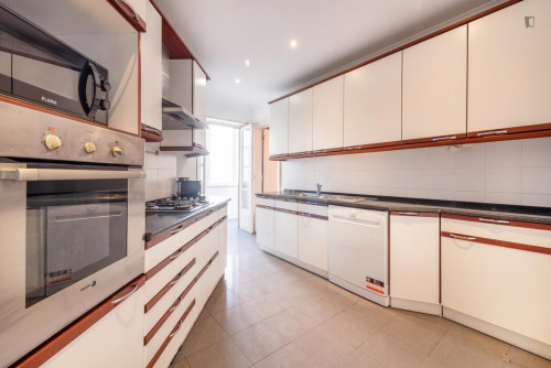 Cosy double bedroom near Parque Eduardo VII - Gallery - 9
