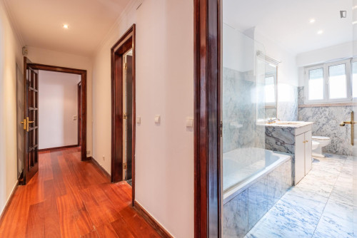 Cosy double bedroom near Parque Eduardo VII - Gallery - 13