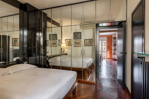 Bright 1 bedroom apartment in the Duomo area