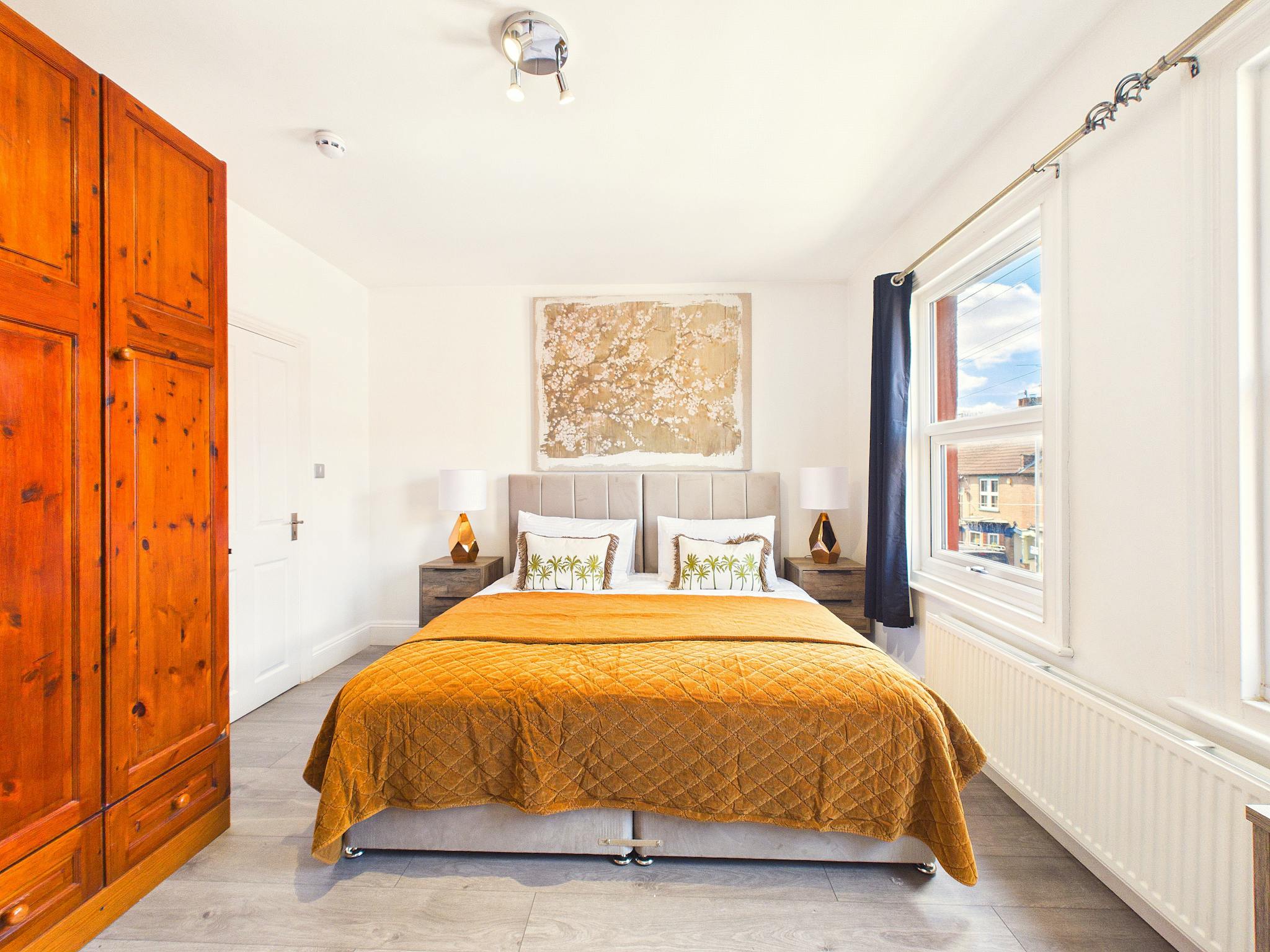  Entire Place  -  Ridgway Road, Luton  - Gallery -  1