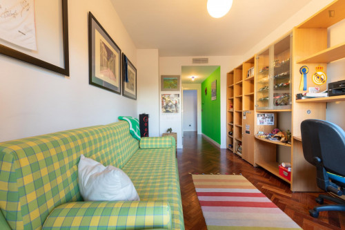 Lovely single bedroom with a sofa-bed close to Madrid Chamartín station