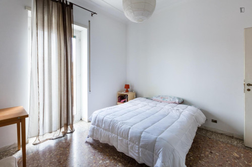 Single bedroom in shared apartment in Rome