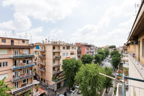 Single bedroom in shared apartment in Rome