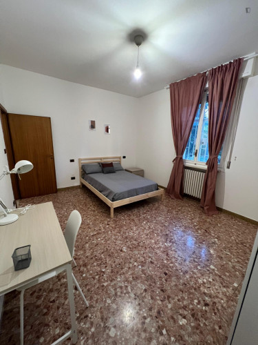 Spacious double bedroom in Castelmaggiore, well connected to the city center