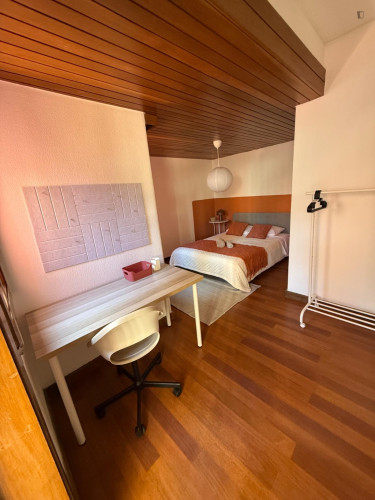 Comfy double bedroom in a 7-bedroom flat