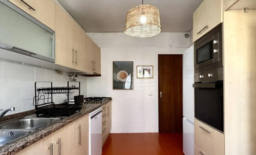 Comfy double bedroom in a 7-bedroom flat - Gallery - 10