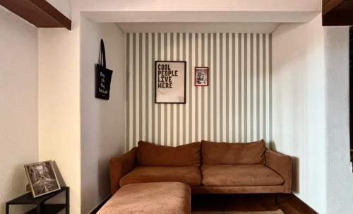 Comfy double bedroom in a 7-bedroom flat - Gallery - 6
