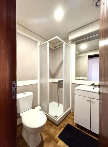 Comfy double bedroom in a 7-bedroom flat - Gallery - 14