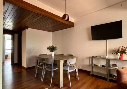 Comfy double bedroom in a 7-bedroom flat - Gallery - 5