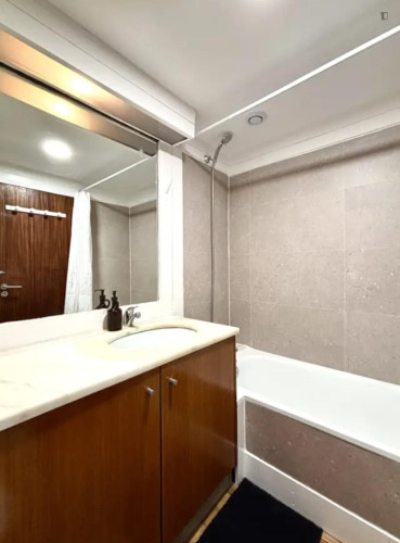 Comfy double bedroom in a 7-bedroom flat - Gallery - 13