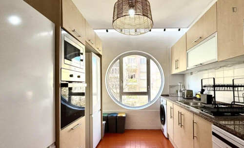 Comfy double bedroom in a 7-bedroom flat - Gallery - 11