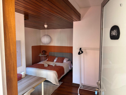 Comfy double bedroom in a 7-bedroom flat