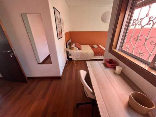 Comfy double bedroom in a 7-bedroom flat