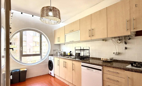 Comfy double bedroom in a 7-bedroom flat - Gallery - 9