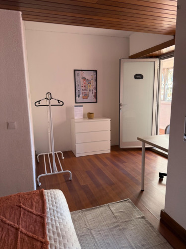 Comfy double bedroom in a 7-bedroom flat