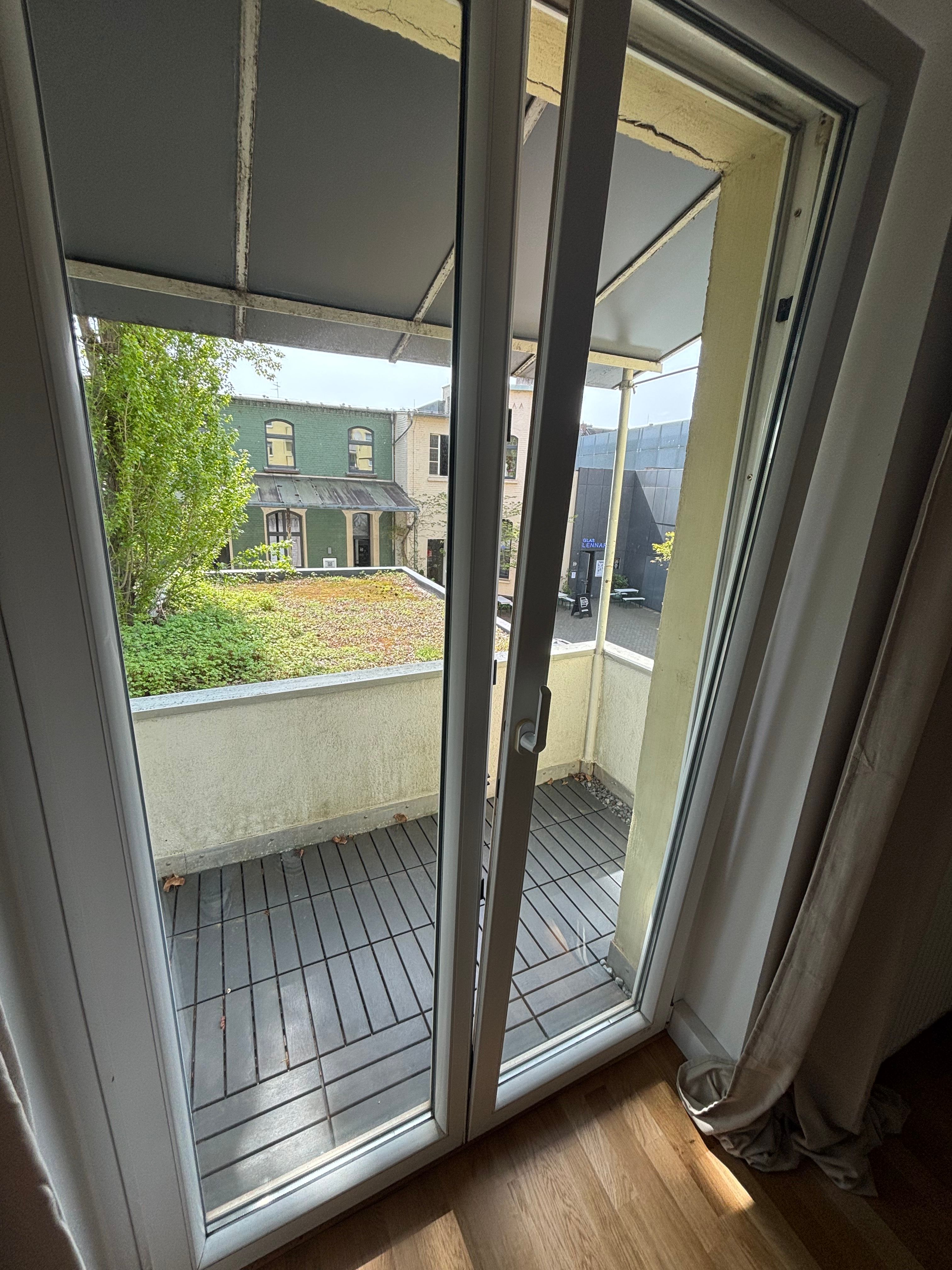  Modern Living With An Artistic Touch – Newly Renovated Apartment In Flingern  -  Modern Living with an Artistic Touch – Newly Renovated Apartment in Flingern  - Gallery -  2