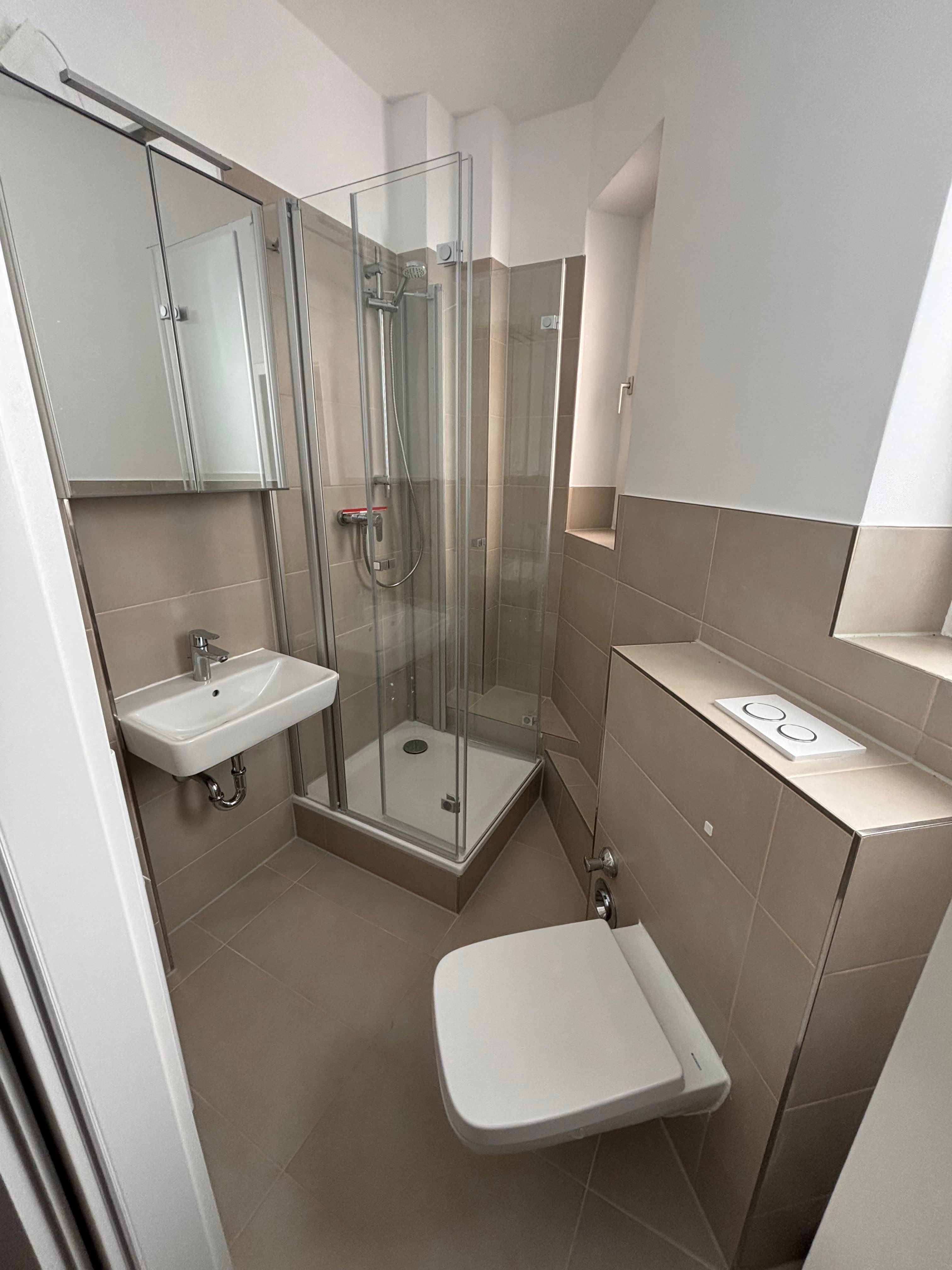  Modern Living With An Artistic Touch – Newly Renovated Apartment In Flingern  -  Modern Living with an Artistic Touch – Newly Renovated Apartment in Flingern  - Gallery -  3