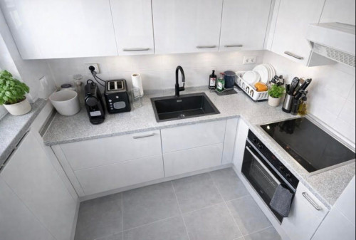 Premium Furnished Studio in Düsseldorf-Golzheim – Balcony, Parking & Excellent Connections