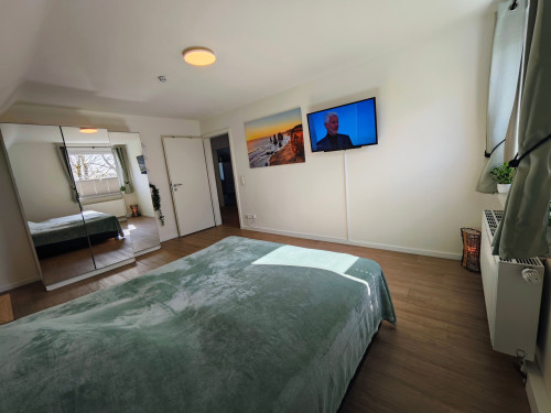 Your New Happy Place: Charming Home with Balcony Lounge & Private Workspace - Gallery - 22