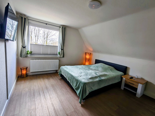 Your New Happy Place: Charming Home with Balcony Lounge & Private Workspace - Gallery - 25