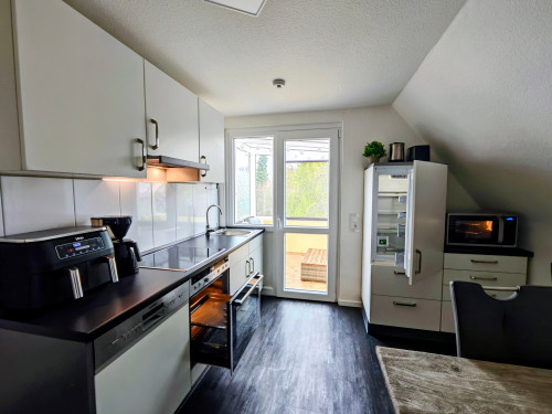 Your New Happy Place: Charming Home with Balcony Lounge & Private Workspace - Gallery - 19