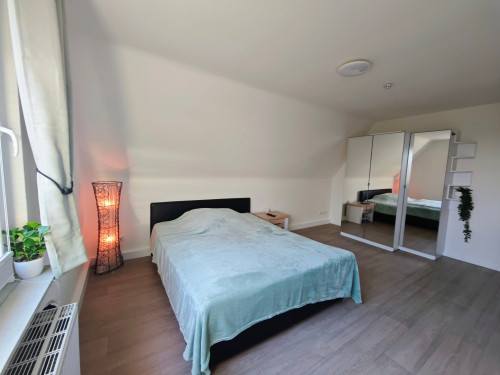 Your New Happy Place: Charming Home with Balcony Lounge & Private Workspace - Gallery - 24
