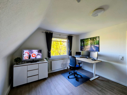 Your New Happy Place: Charming Home with Balcony Lounge & Private Workspace - Gallery - 28